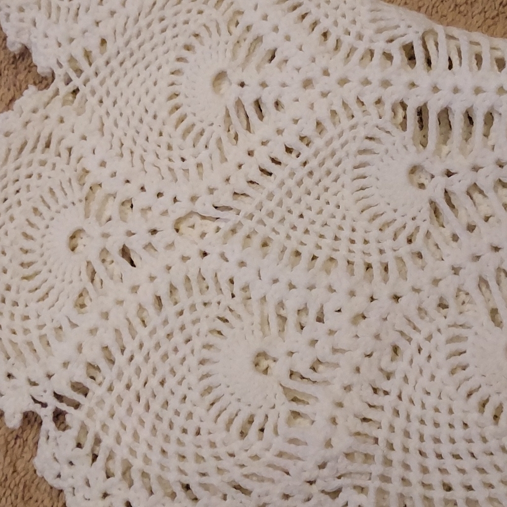 Vintage Set of Two Crochet White Dollies Pineapple Leaf Motif - Picture 8 of 8
